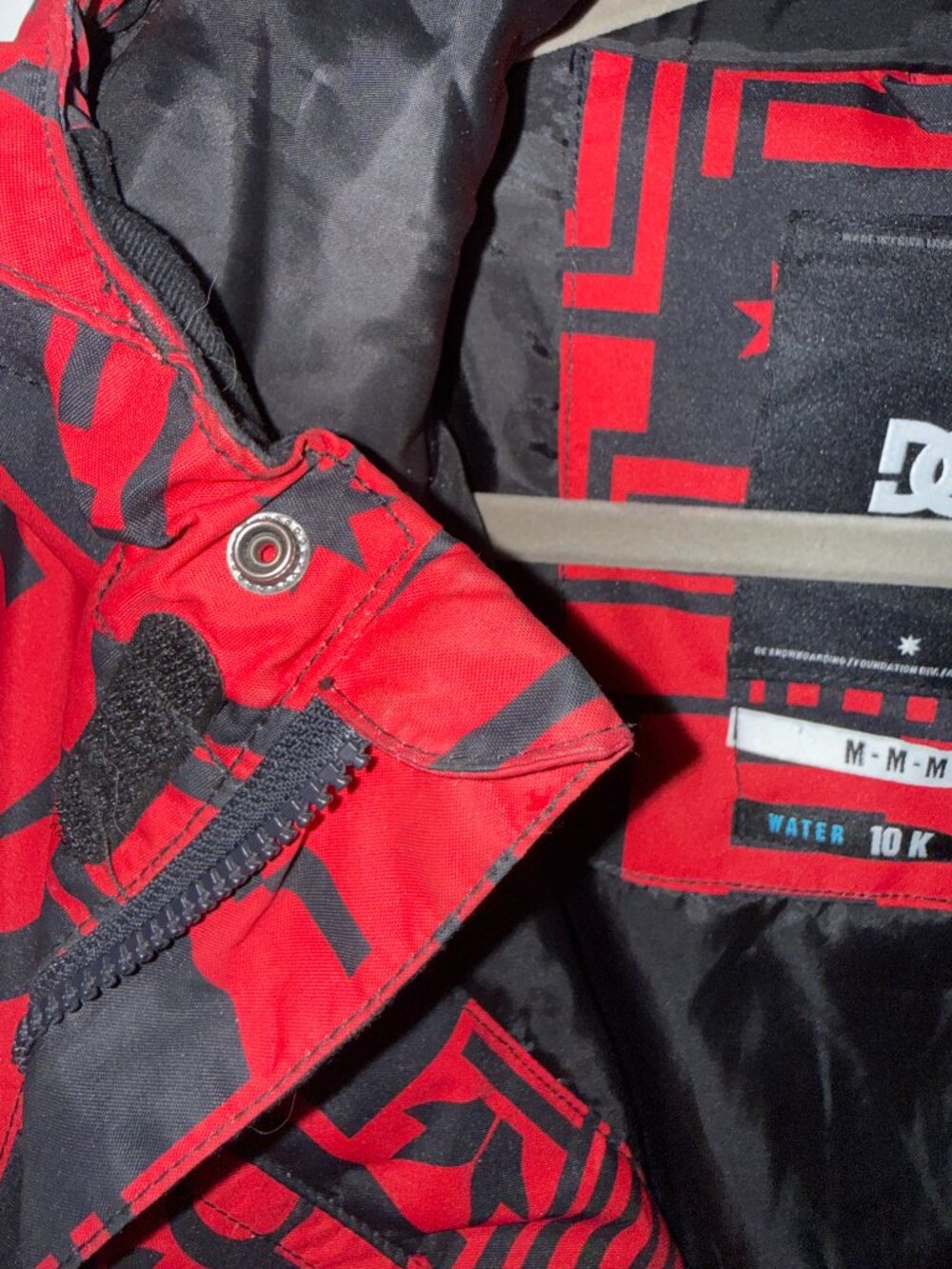 Men's Medium DC Red and Black Graphic Snowboard Jacket - Picture 4 of 8
